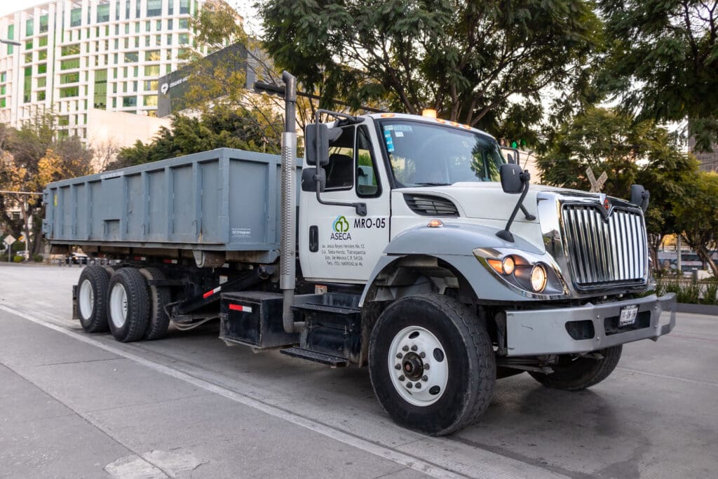 Recolección de residuos no peligrosos y de manejo especial: eficiencia y volumen con el sistema Roll-Off